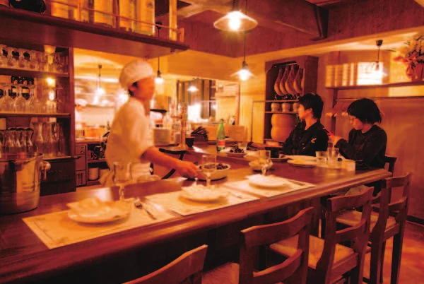 木のカウンターとレンガの壁を組み合わせた店内
