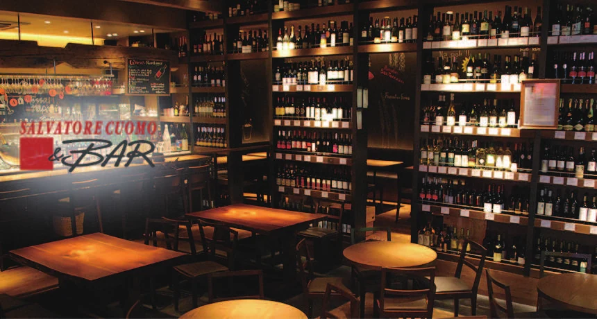 ワイン棚と木のテーブルを配したSALVATORE CUOMOの店内