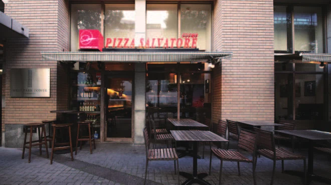 テラス席を備えた店舗の外観