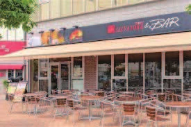 道路に面したテラス席と店舗外観