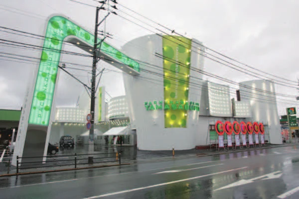 緑の装飾を施した店舗外観