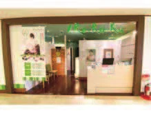 木調のファサードを持つ店舗の入口