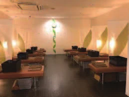 落ち着いた照明のRe・Ra・Kuの施術室