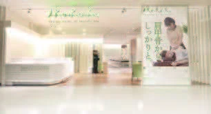 白を基調にした店舗のファサード